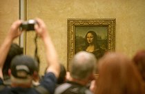 Roger-Viollet | 498877 | Louvre museum. The Mona Lisa in the Denon wing. Paris, June 2008. | © Jean-Pierre Couderc / Roger-Viollet