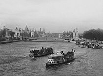 Roger-Viollet | 504721 | 1900 World Fair in Paris. The river Seine and the pont Alexandre-III. | © Léon & Lévy / Roger-Viollet