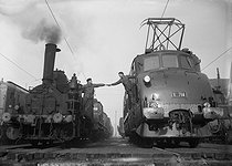 Roger-Viollet | 508711 | Locomotive électrique prenant la relève d'une locomotive à vapeur. 1945. | © LAPI / Roger-Viollet