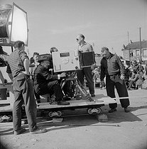 Roger-Viollet | 509261 | Shooting of  Terrain vague , film de Marcel Carné (1960), after the novel by Hal Ellson. Marcel Carné on the set. France, 1960. | © Alain Adler / Roger-Viollet