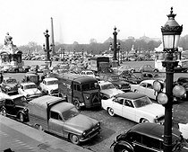 Roger-Viollet | 512736 | Transport strike in Paris. Traffic jam on the place de la Concorde, on April 1st, 1958. | © Roger-Viollet / Roger-Viollet