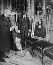 Roger-Viollet | 512752 | The Mona Lisa, found again after its theft, exposed in Offices museum, in Florence and contemplated by, from left to right, the painter Luigi Cavenaghi (who restored  The Last Supper  of Leonardo da Vinci), Corrado Ricci, general manager of Fine Arts and Poggi, manager of The Offices museum, in December 1913. | © Roger-Viollet / Roger-Viollet