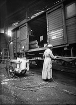 Roger-Viollet | 513790 | World War I. Railway car maintenance in France. Woman using a welding machine. France, 1918. | © Jacques Boyer / Roger-Viollet