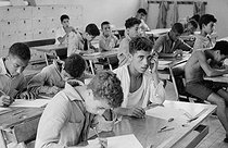 Roger-Viollet | 514170 | Collège technique du clos Salembier (bidonville). Alger (Algérie), 1958. Photographie de Jean Marquis (1926-2019). | © Jean Marquis / Roger-Viollet