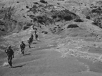 Roger-Viollet | 517892 | Algerian War of Independence. Cherchell Infantry Military School. Training of the military cadets. The aspiring officers carry more than 20 kg of equipment during a 40 to 50 km walk in the mountains. Algeria, September 1960. | © Jean-Pierre Laffont / Roger-Viollet
