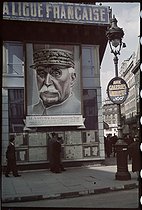 Roger-Viollet | 519969 | World War II. On the corner of the Chausée d'Antin, facade of the French League, of the newspaper  L'Appel , with a giant portrait of the marshal Pétain with a message thanking the legionnarires for their message by taking part into the crusade that Germany leads against the bolshevik danger , Paris. Photograph by André Zucca (1897-1973). Bibliothèque historique de la Ville de Paris. | © André Zucca / BHVP / Roger-Viollet