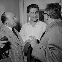 Roger-Viollet | 525287 | Marcel Carné, Gilbert Bécaud and Marcel Achard. Paris, Bobino, 1955. | © Roger-Viollet / Roger-Viollet