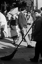 Roger-Viollet | 527038 | Balayeur devant la Grande Poste. Alger (Algérie), 1967. Photographie de Jean Marquis (1926-2019). | © Jean Marquis / Roger-Viollet