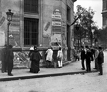 Roger-Viollet | 529119 | Men sticking up election posters. Paris, town hall of the VIth arrondissement, on May 8, 1898. Photo by Ernest Roger. | © Ernest Roger / Roger-Viollet