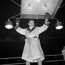Roger-Viollet | 530938 | Alphonse Halimi, french boxer, World boxing champion of the Bantamweight in 1957. | © Roger-Viollet / Roger-Viollet