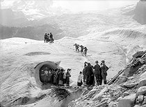 Roger-Viollet | 532383 | Chamonix (Haute-Savoie). The Bossons glacier and the cave. | © Neurdein / Roger-Viollet