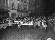 Roger-Viollet | 533832 | Manifestation du 8 février 1962, contre la guerre d'Algérie et contre l'Organisation de l'armée secrète (OAS), ayant causé la mort de neuf manifestants au métro Charonne suite à la répression policière. Paris, 8 février 1962. | © Jean-Régis Roustan / Roger-Viollet