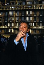Roger-Viollet | 535725 | Serge Gainsbourg (1928-1991), French singer-songwriter. Paris, inauguration of Canal Plus, on November 4, 1984. | © Roger-Viollet / Roger-Viollet