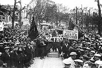 Roger-Viollet | 536497 | Front Populaire. Défilé devant le mur des Fédérés pour l'anniversaire de la Commune. Paris, 24 mai 1936. | © Roger-Viollet / Roger-Viollet