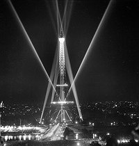 Roger-Viollet | 537180 | The Eiffel tower lit up. Paris, 1951. | © Roger-Viollet / Roger-Viollet