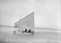 Roger-Viollet | 542402 | Land sailing race | © Maurice-Louis Branger / Roger-Viollet