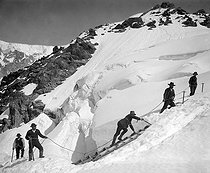 Roger-Viollet | 545644 | Crossing a crevasse near Chamonix (Haute-Savoie). | © Neurdein / Roger-Viollet