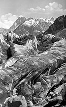 Roger-Viollet | 547809 | Chamonix-Mont-Blanc (Haute-Savoie). The glacier and the crevasses. | © CAP / Roger-Viollet