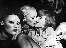 Roger-Viollet | 549455 | Warhol girls: Donna Jordan, Patty d'Arbanville (born in 1951) and Jane Forth. | © Jack Nisberg / Roger-Viollet