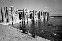Roger-Viollet | 549622 | Les Arcades du lac, ensemble conçu par l'atelier de Ricardo Bofill, architecte espagnol. Saint-Quentin-en-Yvelines (Yvelines), 1984. | © Roger-Viollet / Roger-Viollet