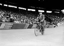 Roger-Viollet | 553555 | Maurice Garin (1871-1957), winner of the first Tour de France in 1903, making a lap of honour in the Parc des Princes, at the finish of the Tour de France, 50 years later. Paris, on July 26, 1953. | © Roger-Viollet / Roger-Viollet