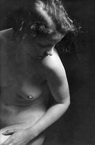 Roger-Viollet | 555471 | Study of a female nude. France, around 1940. | © Laure Albin Guillot / Roger-Viollet