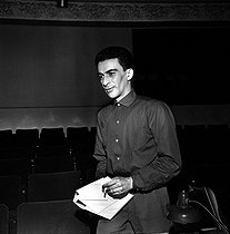 Roger-Viollet | 556907 | Kateb Yacine (1929-1989), écrivain algérien lors d'une répétition de sa pièce :  La Femme sauvage . Paris, théâtre Récamier, 1963. | © Studio Lipnitzki / Roger-Viollet
