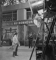 Roger-Viollet | 557648 | Julien Duvivier (1896-1967), French director, during the shooting of his film  Au Bonheur des Dames  after Emile Zola. France, 1930. | © Gaston Paris / Roger-Viollet