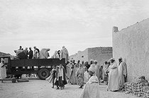 Roger-Viollet | 559844 | Truck arriving at the market. Touggourt (Algeria), December 1953. Photograph by Jean Marquis (1926-2019). | © Jean Marquis / Roger-Viollet