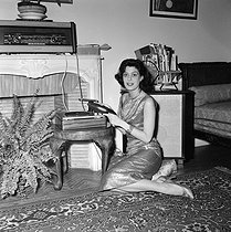 Roger-Viollet | 566094 | Melina Mercouri (1920-1994), Greek actress and politician, on April 6, 1957. | © Alain Adler / Roger-Viollet