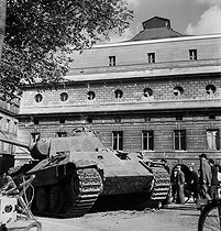 Roger-Viollet | 569812 | World War II. Liberation of Paris. German Panther tank and war-damaged Théâtre de l'Odéon. Paris (VIth arrondissement), August 1944. Photograph by Jean Roubier (1896-1981). | © Fonds Jean Roubier / Roger-Viollet