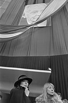Roger-Viollet | 569877 | Funeral of Louis Aragon (1897-1982). Juliette Gréco and Isabelle Aubret. Paris, headquarters of the Communist party, 1982. | © Jacques Cuinières / Roger-Viollet