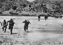Roger-Viollet | 571499 | Algerian War of Independence. Cherchell Infantry Military School. Training of the Military cadets. The aspiring officers carry more than 20 kg of equipment during a 40 to 50 km walk in the mountains. Algeria, September 1960. | © Jean-Pierre Laffont / Roger-Viollet