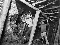 Roger-Viollet | 574065 | Extraction du charbon dans les mines de Liévin (Pas-de-Calais). | © Albert Harlingue / Roger-Viollet