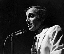 Roger-Viollet | 574110 | Charles Aznavour (1924-2018), Armenian-born French singer-songwriter and actor, during a recital, on February 16, 1971. | © Patrick Ullmann / Roger-Viollet