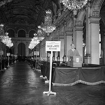 Roger-Viollet | 574573 | Presidential election. Big room in Paris city hall ready for the voters of the Seine department. Paris, on December 21, 1958. | © Roger-Viollet / Roger-Viollet