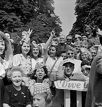 Roger-Viollet | 575905 | World War II. Liberation of Paris. Victory parade on the Champs-Elysées. Paris (VIIIth arrondissement), on August 26, 1944. Photograph by Jean Roubier (1896-1981). | © Fonds Jean Roubier / Roger-Viollet