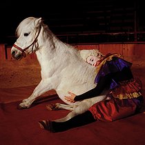 Roger-Viollet | 575983 | Valérie Fratellini, artiste de cirque, en costume de clown avec son poney au cirque Fratellini. Paris, novembre 1991. | © Kathleen Blumenfeld / Roger-Viollet