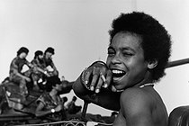 Roger-Viollet | 585777 | Young militiaman of the People's Movement for the Liberation of Angola celebrating the departure of the Portuguese colonists. Angola (Black Africa), 1975. | © Succession Demulder / Françoise Demulder / Roger-Viollet
