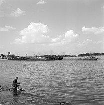 Roger-Viollet | 587529 | Fisherman on the Dnieper river. Kyiv (Ukraine, USSR), August 1964. | © Anne Salaün / Roger-Viollet