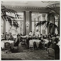Roger-Viollet | 587754 | Inside the hotel  Prince de Galles , reserved to the Luftwaffe, 33 avenue George V, Paris (VIIIth arrondissement). 1941. Photograph by Roger Schall (1904-1995). Paris, musée Carnavalet. | © Roger Schall / Musée Carnavalet / Roger-Viollet