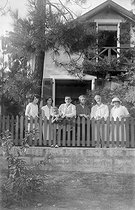 Roger-Viollet | 591326 | Poètes russes émigrés en France, vers 1925, avec leurs familles. A gauche : Konstantine Balmont (1867-1942) et Ivan Chmelev (1873-1950) à droite. | © Boris Lipnitzki / Roger-Viollet