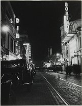 Roger-Viollet | 593974 | Night view of the rue de la Gaîté. The Théâtre Bobino and the Gaité Montparnasse. Paris, before 1938. Photograph by Jean Roubier (1896-1981). Bibliothèque historique de la Ville de Paris. | © Jean Roubier / BHVP / Roger-Viollet
