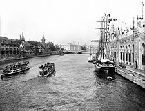 Roger-Viollet | 595934 | 1900 World Fair in Paris. Perspective of the Seine from the pont d'Iéna. | © Neurdein / Roger-Viollet