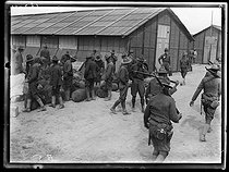 Roger-Viollet | 596158 | World War I. Arrival of the first US contingents in France. US soldiers settling in their camp near Saint-Nazaire (France), late June 1917. Photograph published in the newspaper  Excelsior , late June 1917. | © Excelsior - L'Equipe / Roger-Viollet