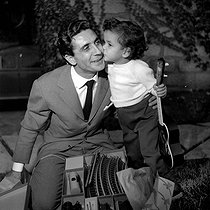 Roger-Viollet | 598239 | Gilbert Bécaud (1927-2001), French singer-songwriter, with his son Gaya (born in 1953). Paris. | © Roger-Viollet / Roger-Viollet