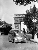 Roger-Viollet | 598827 |  L'Oeuf  (the Egg), electric car by Paul Arzens (1903-1990). Paris, June 1943. | © LAPI / Roger-Viollet