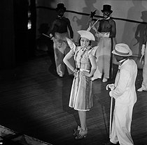 Roger-Viollet | 599115 | Josephine Baker (1906-1975) at the Casino de Paris, 1939. | © Boris Lipnitzki / Roger-Viollet