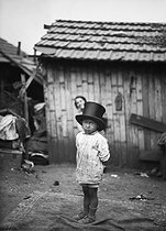 Roger-Viollet | 599582 | Child in a shanty town. Paris, circa 1900. | © Albert Harlingue / Roger-Viollet