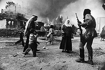 Roger-Viollet | 600637 | Lebanese Civil War (1975-1990). In January, the Christian Falangists attacked Palestinians who took refuge in barracks of the Quarantine district since 1947. With this photograph, Françoise Demulder was the first woman to get the biggest award: the World Press in 1977. Beirut (Lebanon), on January 19, 1976. | © Françoise Demulder / Succession Demulder / Roger-Viollet